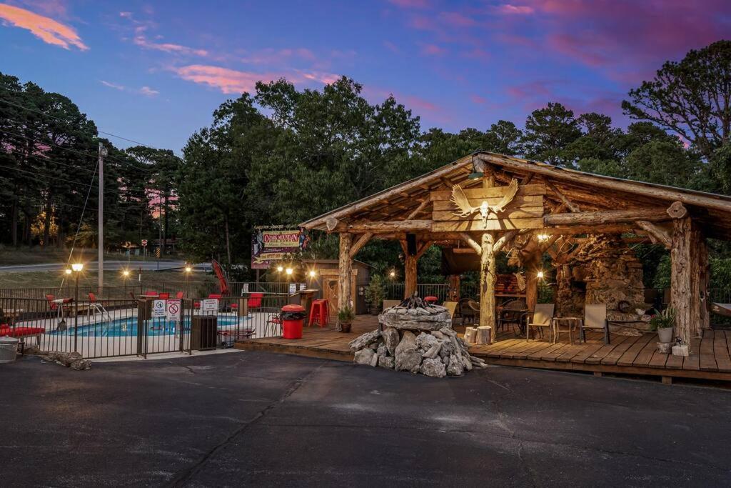 Stonegate Lodge King Bed Wifi 50In Roku Tv Salt Water Pool Room #102 Eureka Springs Esterno foto