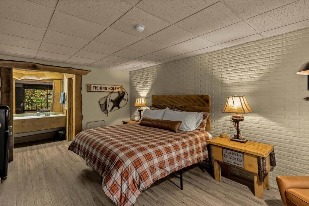 Stonegate Lodge King Bed Wifi 50In Roku Tv Salt Water Pool Room #102 Eureka Springs Esterno foto