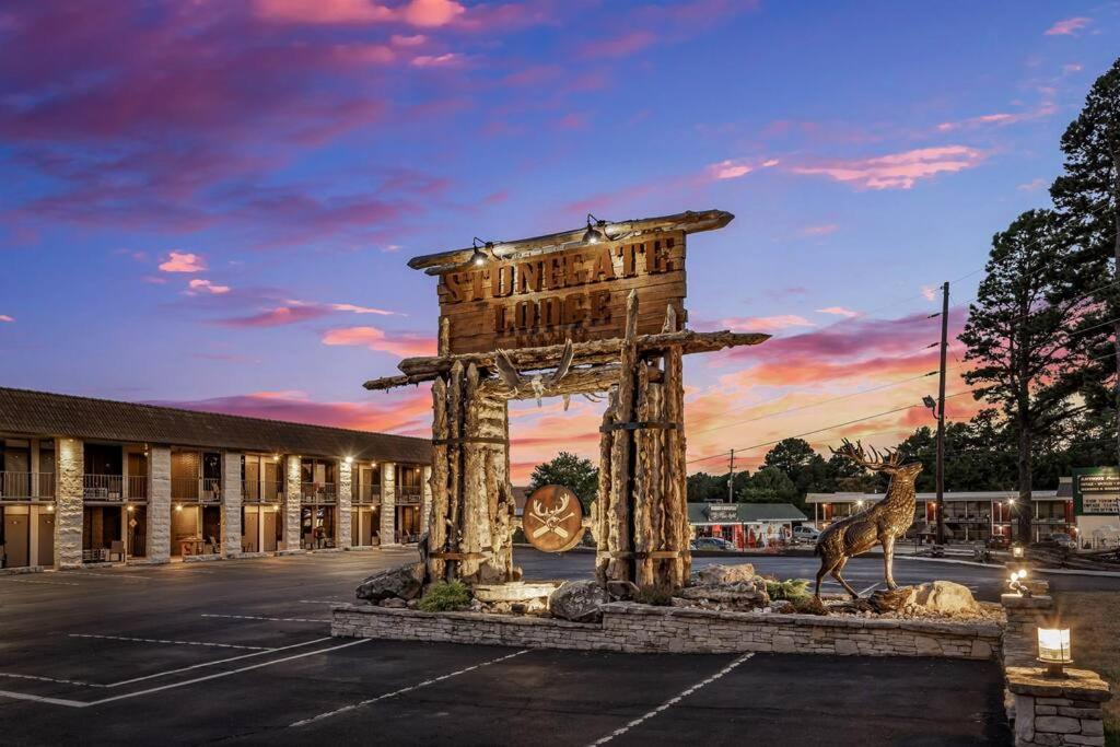 Stonegate Lodge King Bed Wifi 50In Roku Tv Salt Water Pool Room #102 Eureka Springs Esterno foto